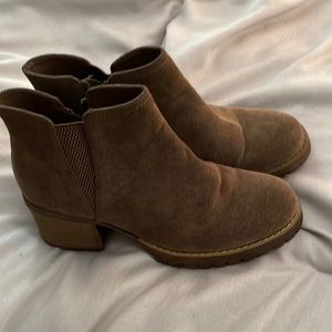 Steve by Steve Madden brown suede size 9